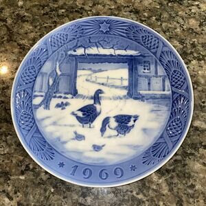 Vtg 1969 Royal Copenhagen Christmas Plate In The Old Farmyard Denmark Blue Birds